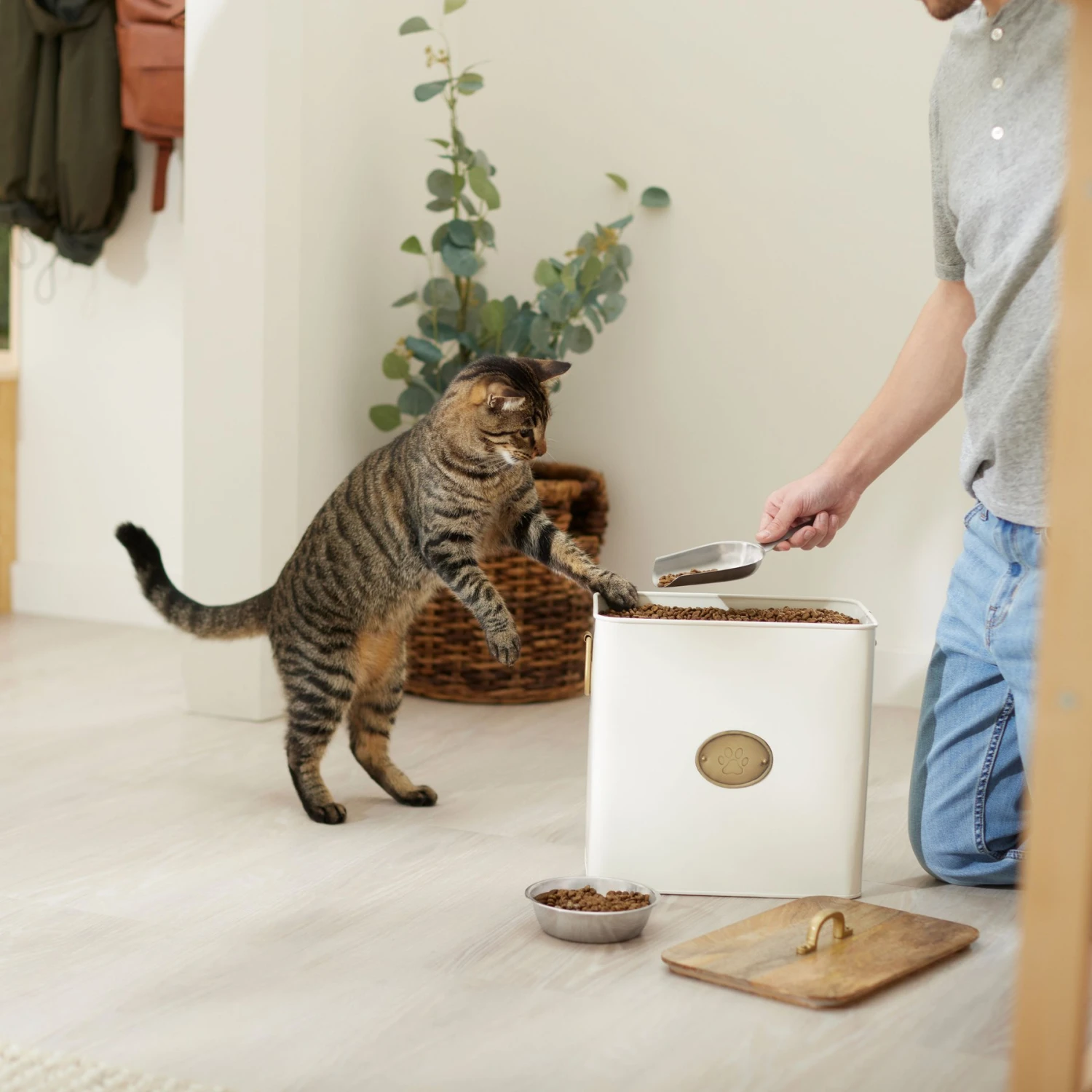 Frisco Premium Airtight Dog & Cat Food Storage Canister With Scoop - Image 4